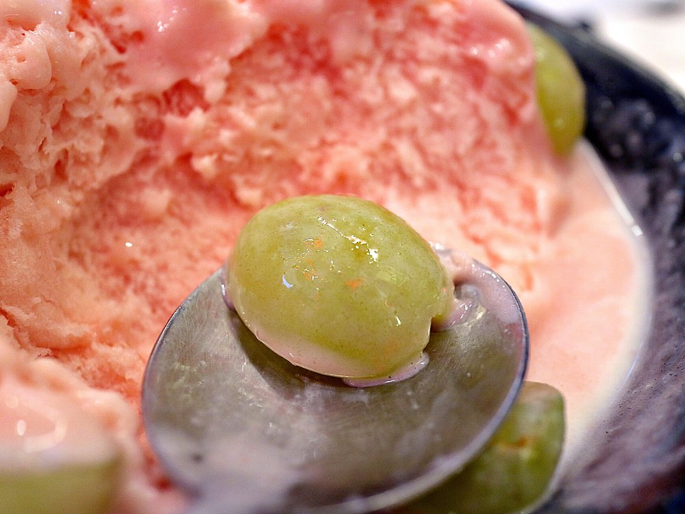 彩虹雪。雪花冰甜品屋｜華麗的雪花冰，讓你品嘗到百分百的鮮果滋味，天冷也有開運紫米甜湯，五顏六色的彩色湯圓，好吸睛！