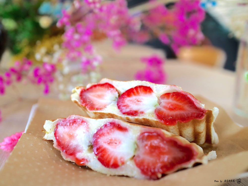 T&F 手作吐司-安平店｜滿滿的冬季限定草莓吐司，隱身在滿室的乾燥花海中，讓你吃了莓開眼笑！