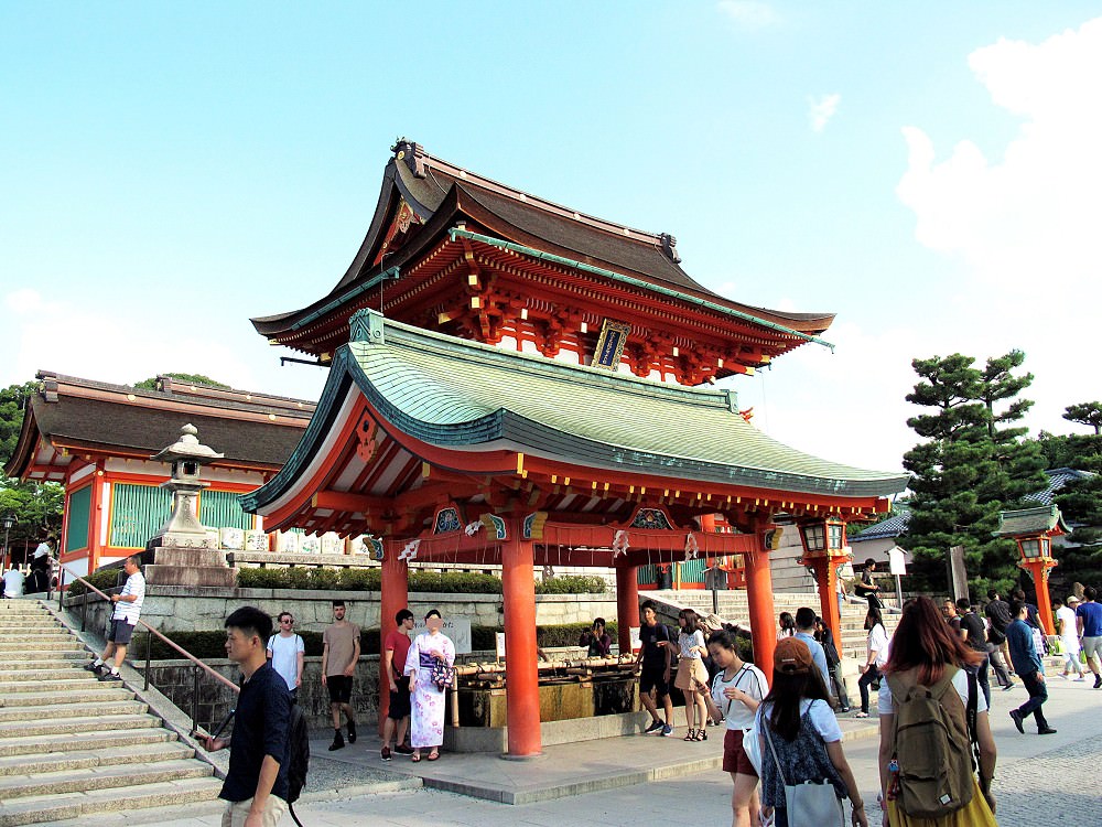 伏見稻荷大社｜京都必訪神社，千本鳥居，連綿整座山的橘紅色鳥居很驚人｜