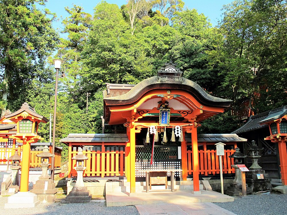伏見稻荷大社｜京都必訪神社，千本鳥居，連綿整座山的橘紅色鳥居很驚人｜
