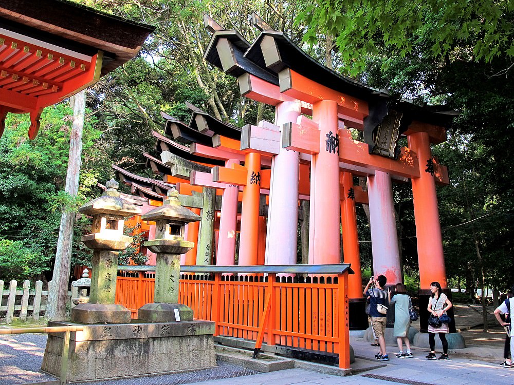 伏見稻荷大社｜京都必訪神社，千本鳥居，連綿整座山的橘紅色鳥居很驚人｜