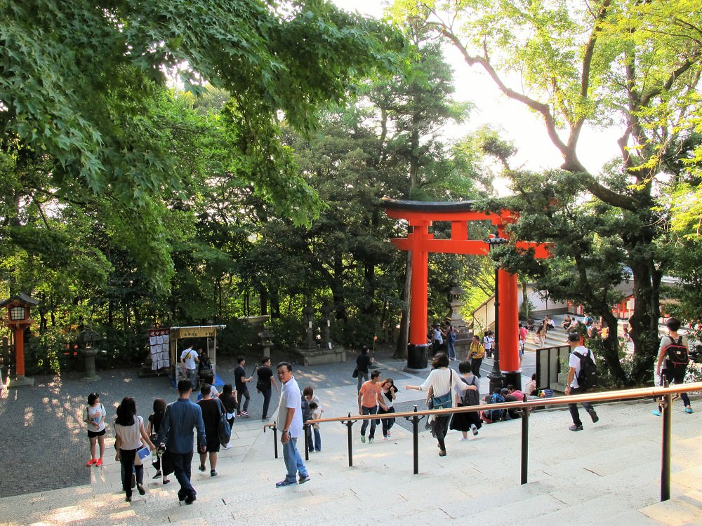 伏見稻荷大社｜京都必訪神社，千本鳥居，連綿整座山的橘紅色鳥居很驚人｜
