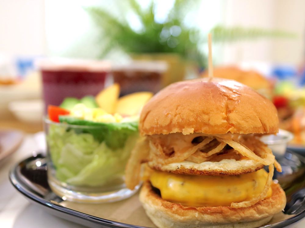 Serious Poke & Burger 新美式波客生魚飯 & 手工漢堡｜夏威夷美食，在台南友愛街就吃得到！