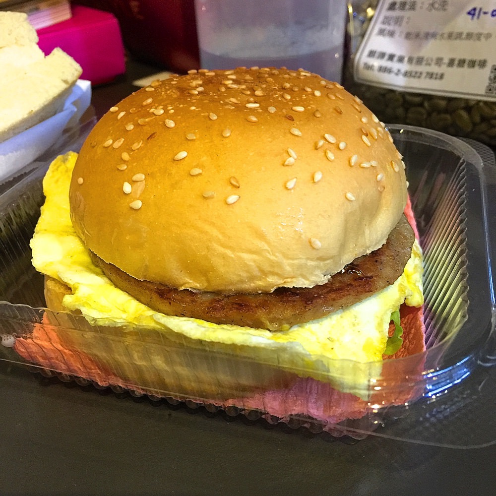 安平小巴 炭烤吐司｜早晨限定炭烤漢堡，位於安平運河旁的低調小餐車