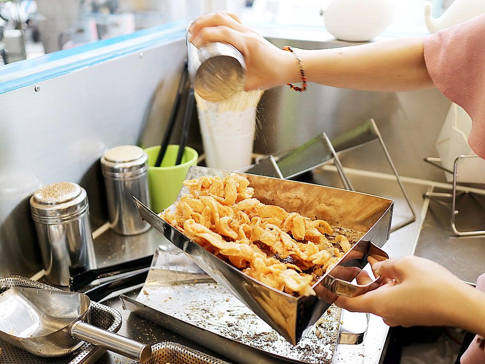 Zoo人類美食｜嘉義火車站錢櫃旁的火紅銅板美食，“韓式千層脆片”讓你一次品嚐到三種極致美味