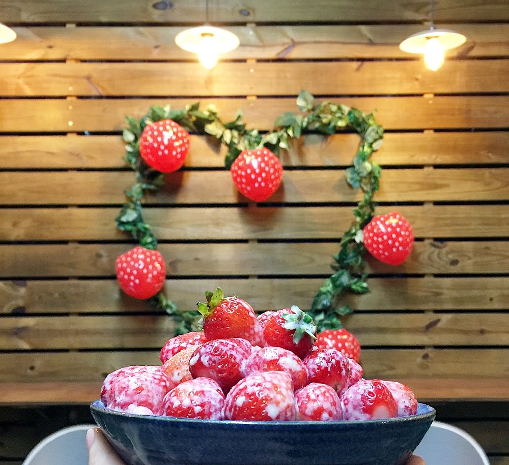 南泉冰菓室｜安平運河旁的浮誇草莓冰，滿滿的草莓鋪蓋，酸甜少女心｜今年冬季ig打卡熱點