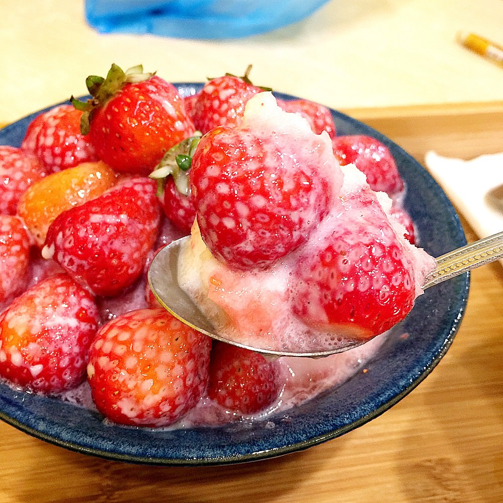 南泉冰菓室｜安平運河旁的浮誇草莓冰，滿滿的草莓鋪蓋，酸甜少女心｜今年冬季ig打卡熱點