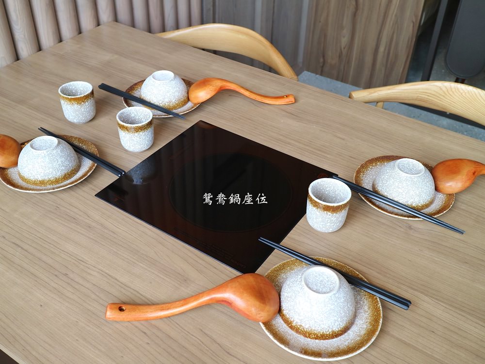 德記中藥火鍋台南總店｜美美的豬肉玫瑰花＋美味的溫補火鍋，讓您品嚐到百年中藥房和本草綱目的食補魅力/更名:台南麻辣火鍋 —『杏春德記漢方火鍋』