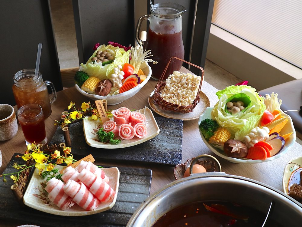 德記中藥火鍋台南總店｜美美的豬肉玫瑰花＋美味的溫補火鍋，讓您品嚐到百年中藥房和本草綱目的食補魅力/更名:台南麻辣火鍋 —『杏春德記漢方火鍋』