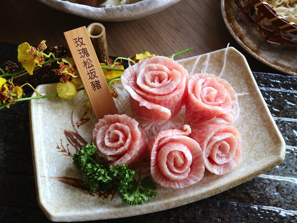德記中藥火鍋台南總店｜美美的豬肉玫瑰花＋美味的溫補火鍋，讓您品嚐到百年中藥房和本草綱目的食補魅力/更名:台南麻辣火鍋 —『杏春德記漢方火鍋』