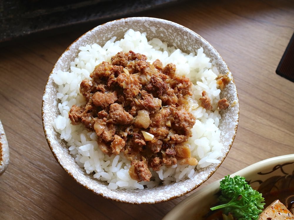 德記中藥火鍋台南總店｜美美的豬肉玫瑰花＋美味的溫補火鍋，讓您品嚐到百年中藥房和本草綱目的食補魅力/更名:台南麻辣火鍋 —『杏春德記漢方火鍋』