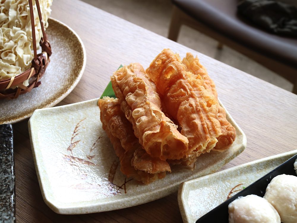 德記中藥火鍋台南總店｜美美的豬肉玫瑰花＋美味的溫補火鍋，讓您品嚐到百年中藥房和本草綱目的食補魅力/更名:台南麻辣火鍋 —『杏春德記漢方火鍋』