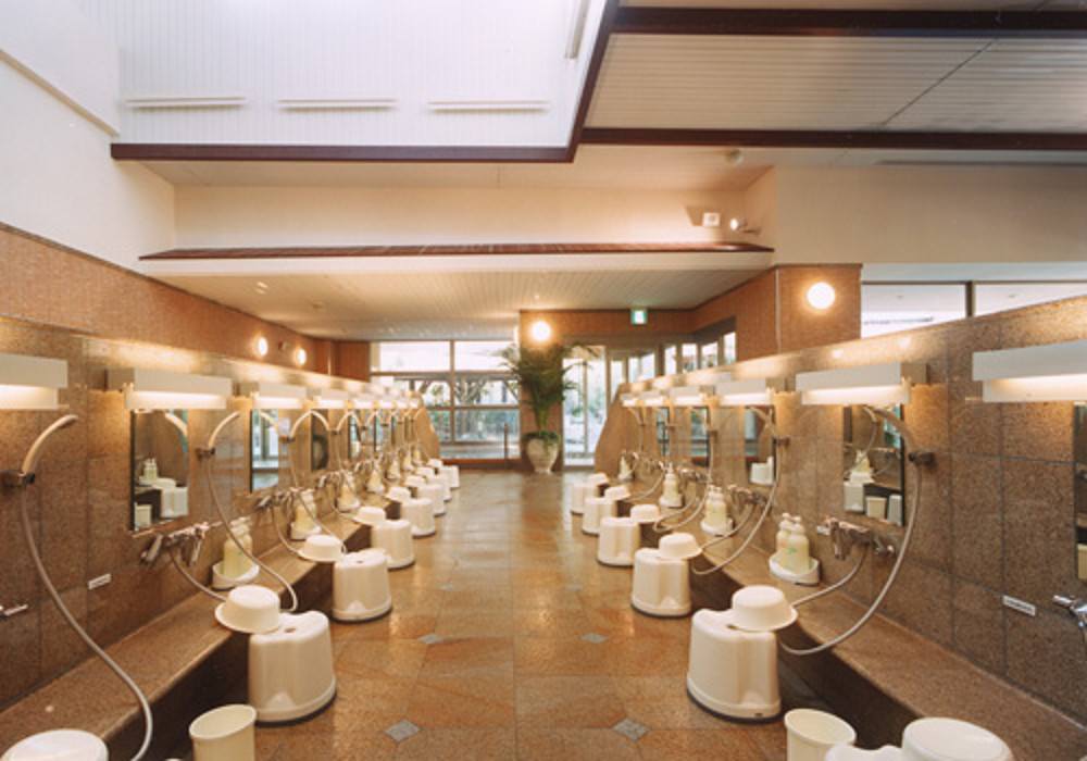 天然溫泉 浪速之湯：位於日本大樓內的神奇溫泉｜大阪周遊卡免費室內景點，舒適的泡湯池。