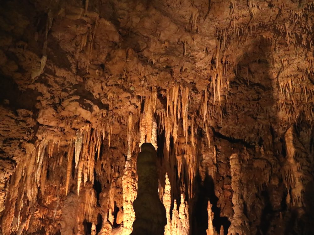 玉泉洞：沖繩世界文化王國（王國村）內的巨大鐘乳石洞，地底深處的奇妙天然景觀