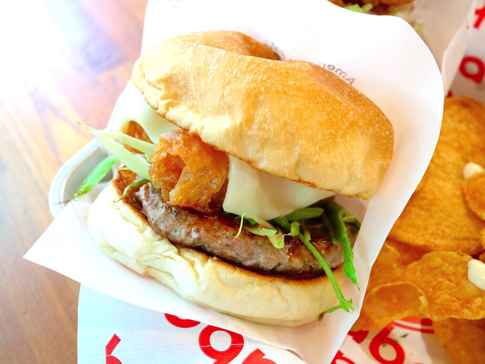 Abc美式燒烤車/ABC Burger：麻辣鍋口味的漢堡，你吃過了嗎？｜隱身台南大菜市內的美式餐車，讓人一吃就上癮｜台南國華街正興商圈