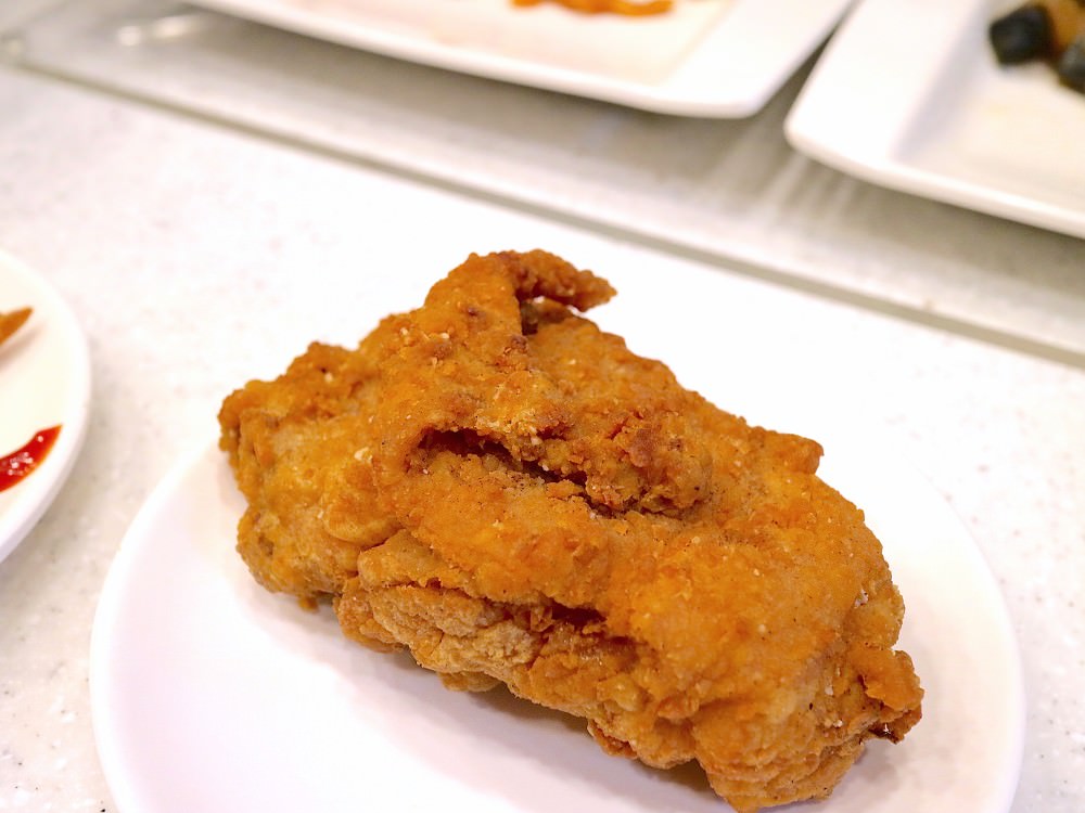 福豆屋愛買店：新菜色上市！現做日本壽司和手卷，無限供應ing｜挑戰台南ＣＰ值最高的壽喜燒＋火鍋吃到飽