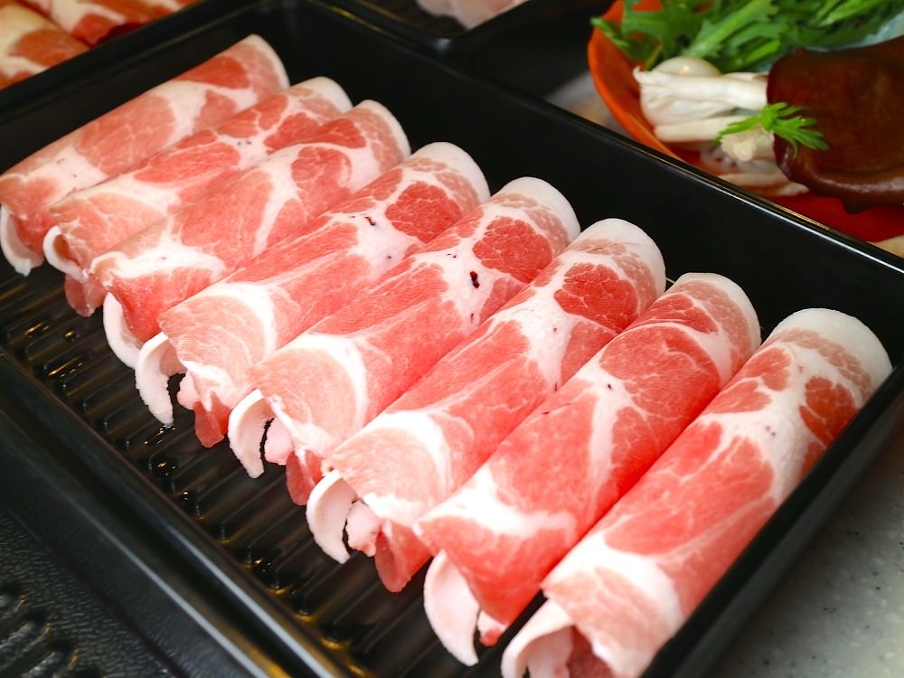 福豆屋愛買店：新菜色上市！現做日本壽司和手卷，無限供應ing｜挑戰台南ＣＰ值最高的壽喜燒＋火鍋吃到飽