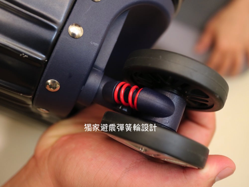 Arowana 行李箱：獨家搭載八輪專利避震彈簧輪，好推好拉讓你輕鬆帶著行李趴趴走｜TSA海關密碼鎖/隱藏掛扣束帶｜出國行李箱推薦