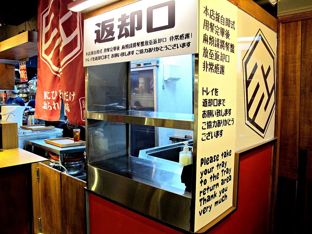 三上咖哩：融合台灣風味的日式咖哩，肉燥配咖哩，迸出新滋味，讓人一吃就驚豔｜每天限量5組的巨無霸咖哩挑戰，20分完食免費