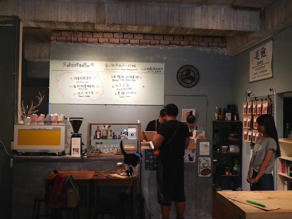 肥貓咖啡：隱藏在台南神農街內的文青咖啡店，季節限定！華麗的草莓戚風蛋糕，酸甜上市｜台南甜點.貓咪咖啡店推薦