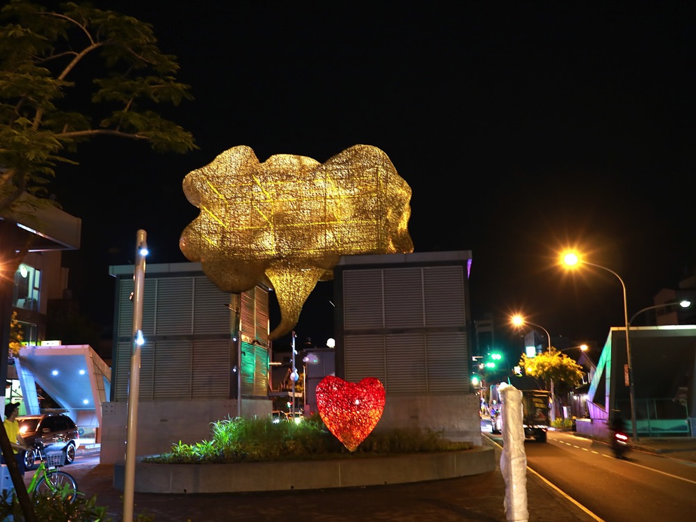 台南必逛新景點：台南海安路「街道美術館PLUS」｜台南海安路藝術街，一起來用金黃雲朵告白心上人！找尋月亮