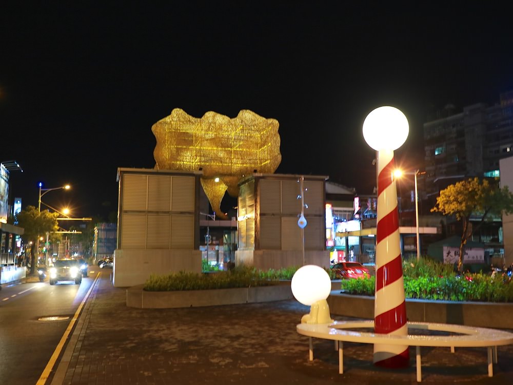 台南必逛新景點：台南海安路「街道美術館PLUS」｜台南海安路藝術街，一起來用金黃雲朵告白心上人！找尋月亮