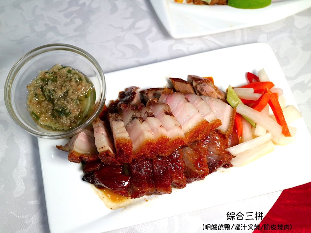 凹凸泰式餐廳中華店：全店餐點$99/199/299均一價，讓你不傷荷包 開心大吃泰國料理/港式燒臘｜台南平價聚餐泰式餐廳推薦