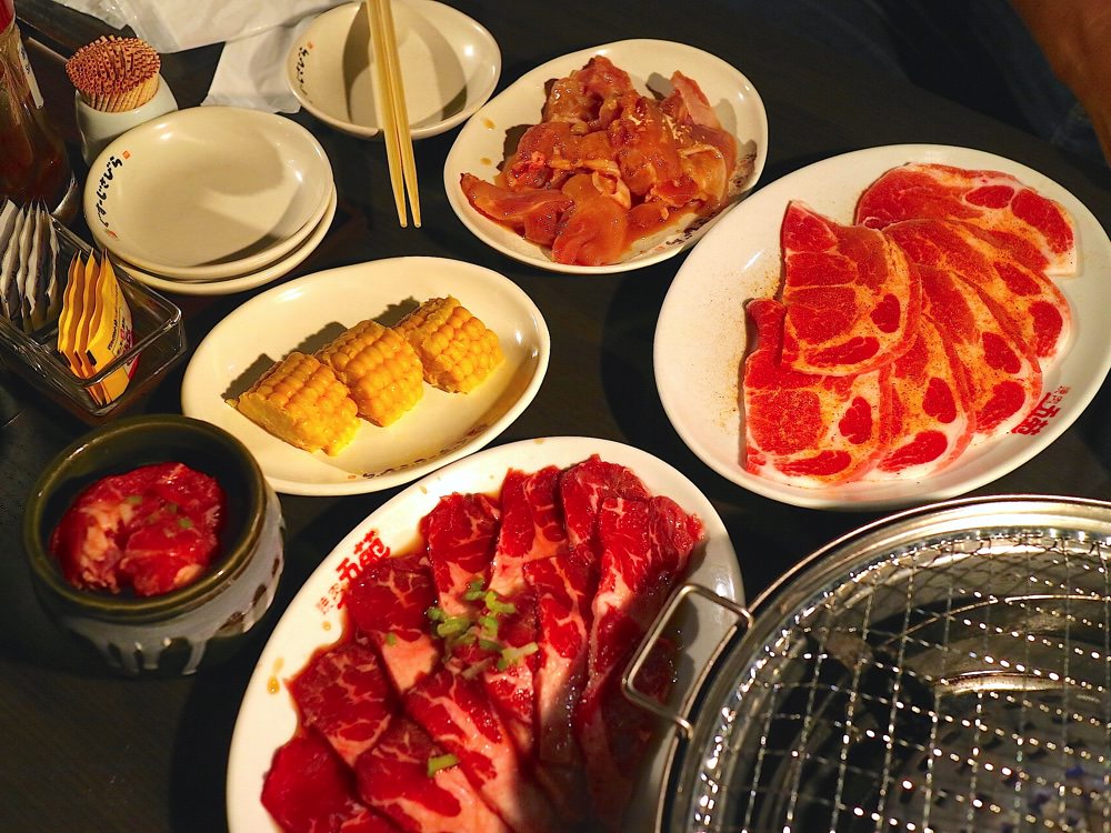 沖繩必吃燒肉：日本燒肉吃到飽推薦【燒肉五苑-小祿店】，不限時的吃到飽燒烤，讓你盡情吃肉吃到店家打烊