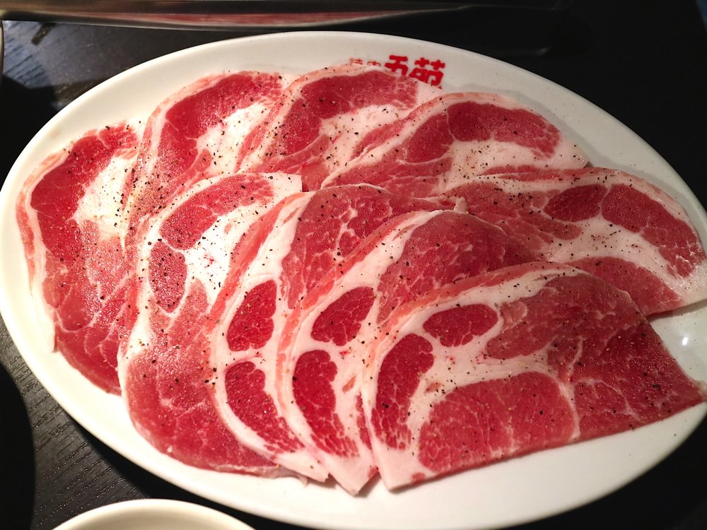 沖繩必吃燒肉：日本燒肉吃到飽推薦【燒肉五苑-小祿店】，不限時的吃到飽燒烤，讓你盡情吃肉吃到店家打烊