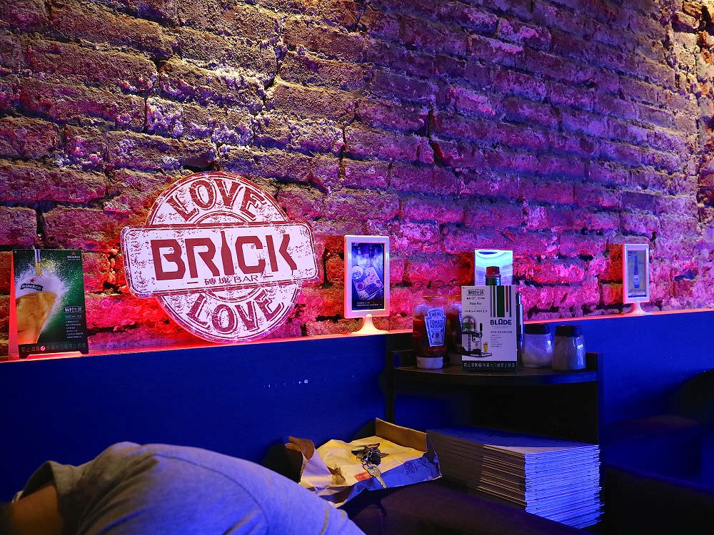Brick磚塊：台南正興街慶生運動酒吧，慶生送試管酒｜無菸lounge bar/百年老屋