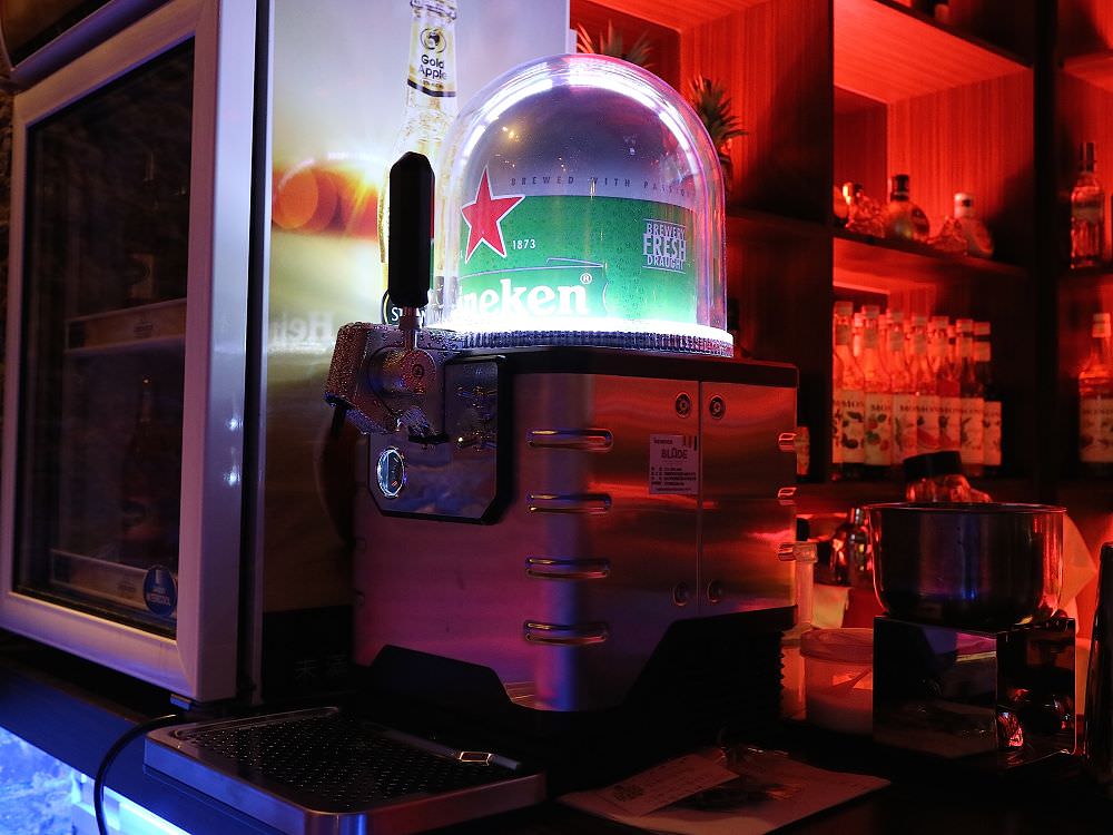 Brick磚塊：台南正興街慶生運動酒吧，慶生送試管酒｜無菸lounge bar/百年老屋