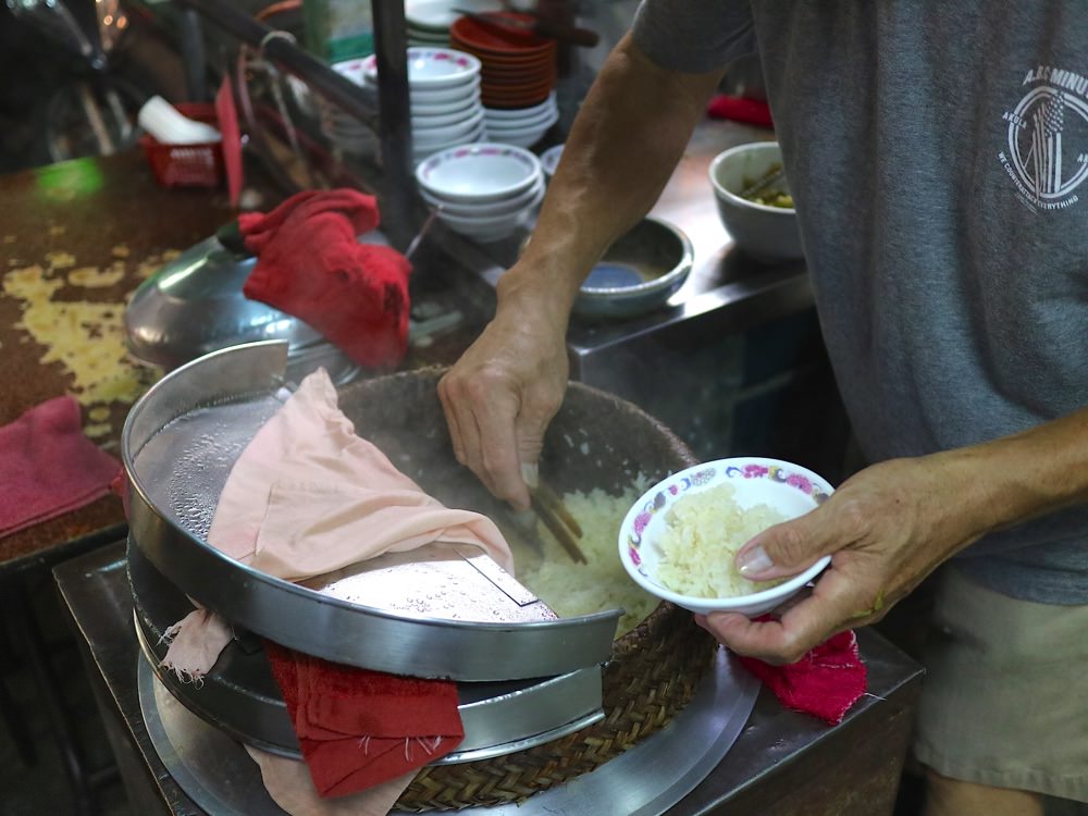 新營林記塩米糕排骨酥：台南新營菜市場口的美味銅板價米糕，夜間限定!｜新營必吃美食