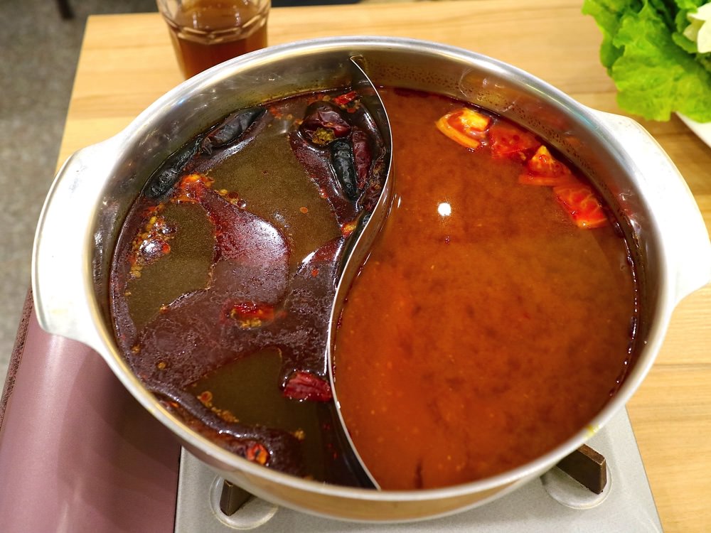 台南最美火鍋店-小二麻辣鴛鴦：台南中西區預約制無菜單鴛鴦火鍋，湯底、鍋底無限加｜只限鴛鴦不限鮮/台南火鍋.麻辣鴛鴦鍋.聚餐餐廳推薦