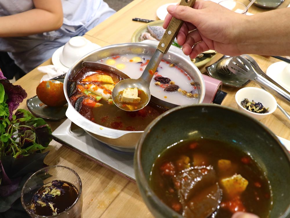 台南最美火鍋店-小二麻辣鴛鴦：台南中西區預約制無菜單鴛鴦火鍋，湯底、鍋底無限加｜只限鴛鴦不限鮮/台南火鍋.麻辣鴛鴦鍋.聚餐餐廳推薦