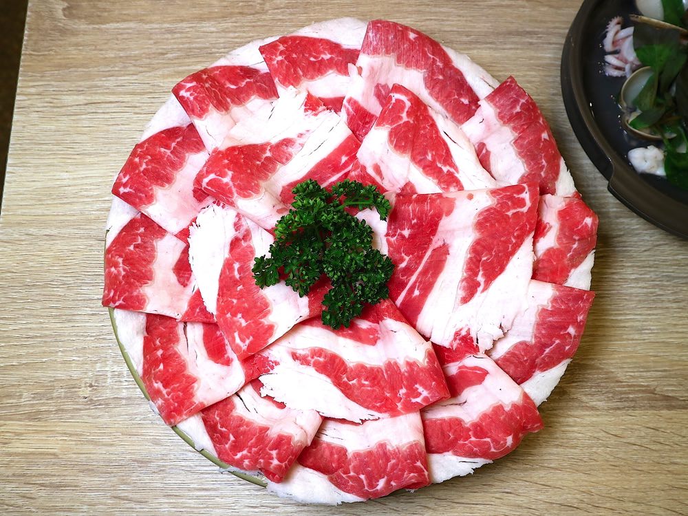 台南最美火鍋店-小二麻辣鴛鴦：台南中西區預約制無菜單鴛鴦火鍋，湯底、鍋底無限加｜只限鴛鴦不限鮮/台南火鍋.麻辣鴛鴦鍋.聚餐餐廳推薦