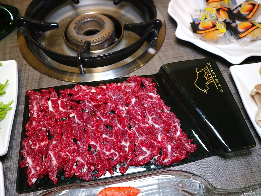 玻璃牛溫體牛豬肉火鍋：全台首創牛肉爐鴛鴦鍋｜台南安平溫體牛肉鍋、溫體牛肉麵，超新鮮牛肉食材，讓你吃鍋吃麵都大滿足｜不吃牛也能吃豬肉鍋（已歇業）
