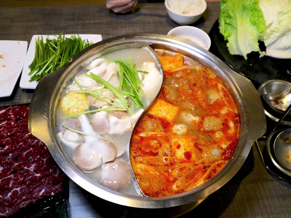 玻璃牛溫體牛豬肉火鍋：全台首創牛肉爐鴛鴦鍋｜台南安平溫體牛肉鍋、溫體牛肉麵，超新鮮牛肉食材，讓你吃鍋吃麵都大滿足｜不吃牛也能吃豬肉鍋（已歇業）