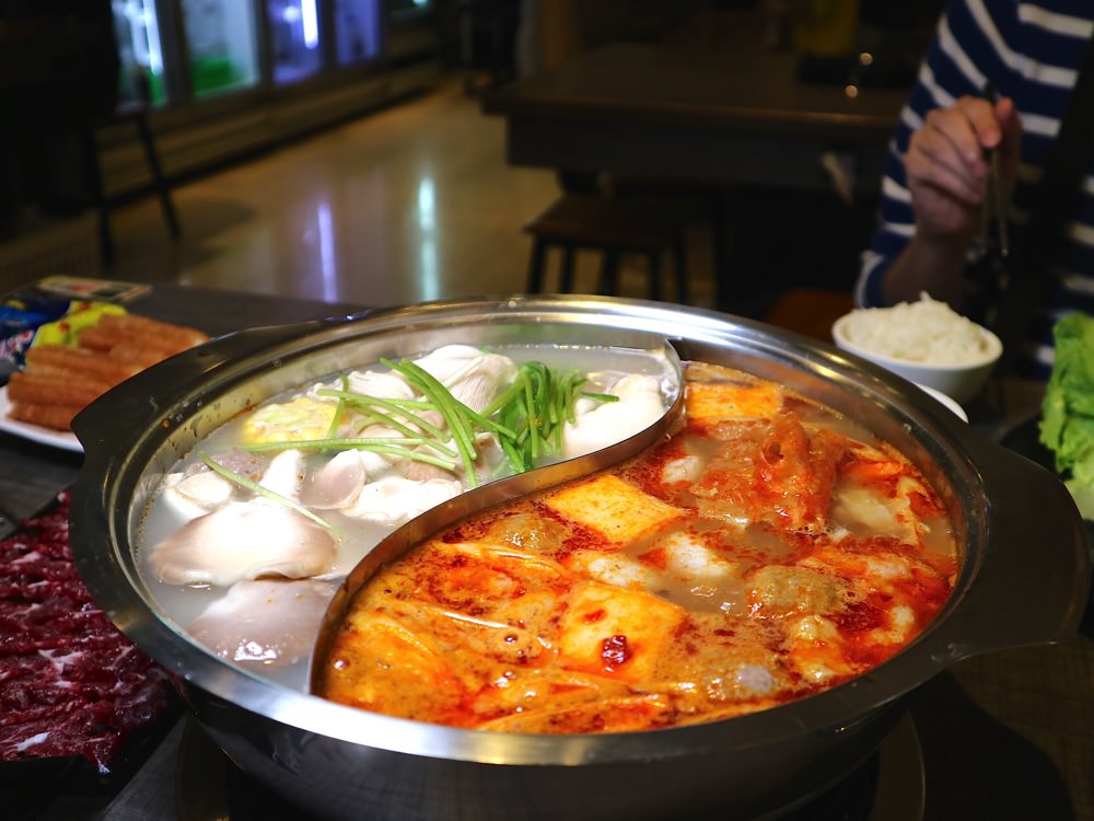玻璃牛溫體牛豬肉火鍋：全台首創牛肉爐鴛鴦鍋｜台南安平溫體牛肉鍋、溫體牛肉麵，超新鮮牛肉食材，讓你吃鍋吃麵都大滿足｜不吃牛也能吃豬肉鍋（已歇業）