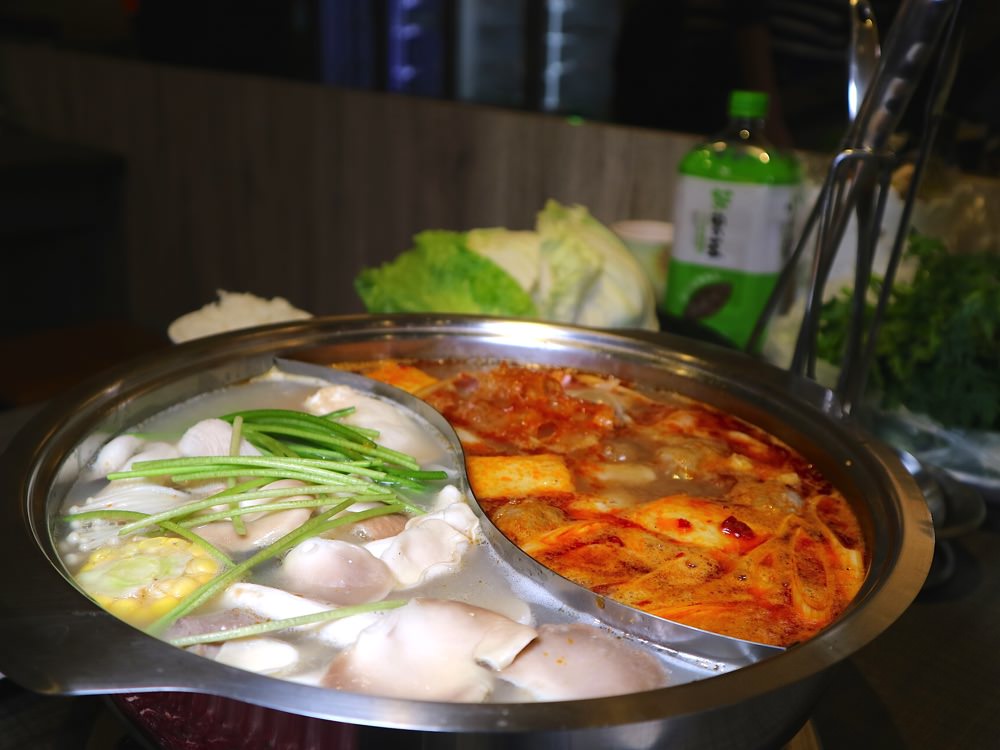玻璃牛溫體牛豬肉火鍋：全台首創牛肉爐鴛鴦鍋｜台南安平溫體牛肉鍋、溫體牛肉麵，超新鮮牛肉食材，讓你吃鍋吃麵都大滿足｜不吃牛也能吃豬肉鍋（已歇業）