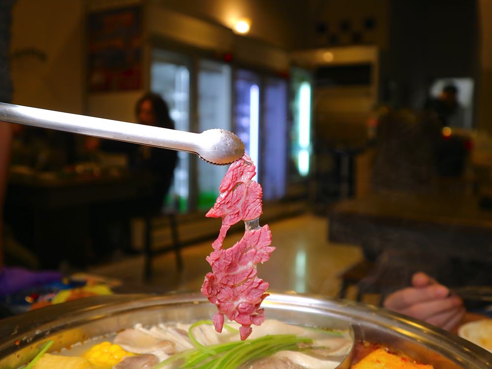 玻璃牛溫體牛豬肉火鍋：全台首創牛肉爐鴛鴦鍋｜台南安平溫體牛肉鍋、溫體牛肉麵，超新鮮牛肉食材，讓你吃鍋吃麵都大滿足｜不吃牛也能吃豬肉鍋（已歇業）