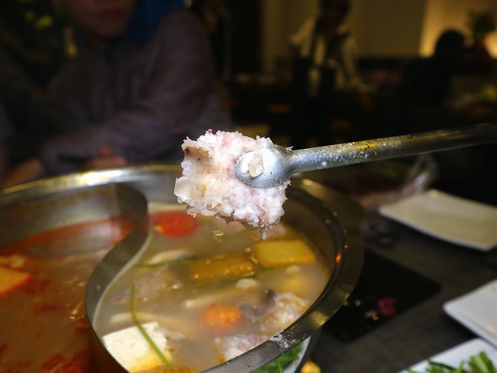 玻璃牛溫體牛豬肉火鍋：全台首創牛肉爐鴛鴦鍋｜台南安平溫體牛肉鍋、溫體牛肉麵，超新鮮牛肉食材，讓你吃鍋吃麵都大滿足｜不吃牛也能吃豬肉鍋（已歇業）