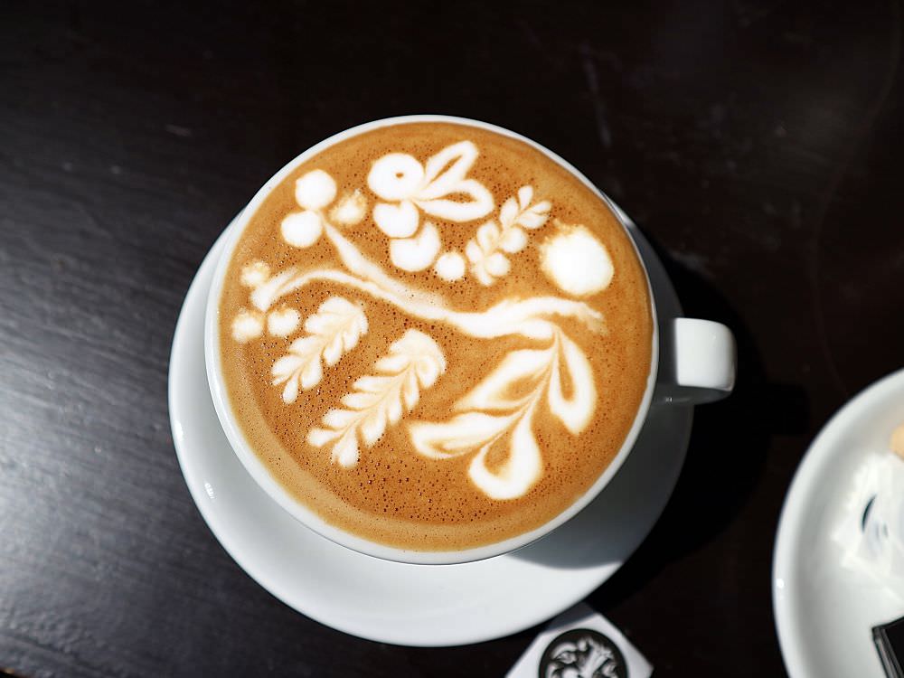 睿咖啡 Barista_ray coffee：台南冠軍拉花咖啡，插旗臺南美術館2館旁，用銅板價格就能喝到一杯擁有藝術拉花的好咖啡