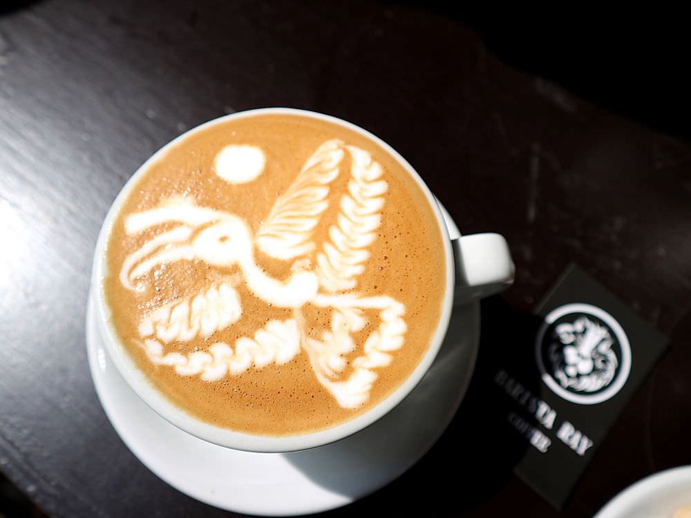 睿咖啡 Barista_ray coffee：台南冠軍拉花咖啡，插旗臺南美術館2館旁，用銅板價格就能喝到一杯擁有藝術拉花的好咖啡