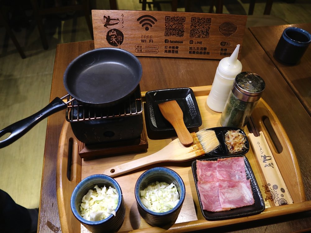 山禾堂拉麵-台南館：台南北區日本拉麵店，免費加麵兩次、無低消，親子也能吃飽又吃好｜大阪燒ＤＩＹ有趣又好玩｜近台南好市多