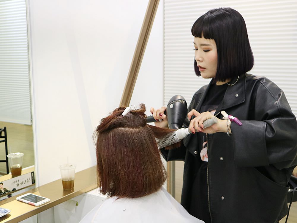 HAPPY HAIR台南新天地：台南最美的美髮沙龍髮廊，隱身在新光三越百貨公司裡，讓你美美逛街吃飯趣/也有配合百貨滿額活動喔!!