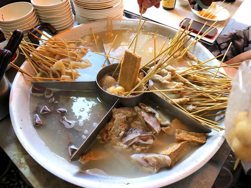 協進國小後門兩元黑輪店：隱藏在台南巷弄內的低調銅板美食！台南在地人“暗抗”的黑輪店｜正港的銅板美食小吃就在這！50元就能吃很飽！｜台南大新街黑輪.台南人台式下午茶.銅板小吃美食