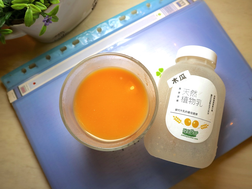 2060太空吧：當螺旋藻遇上豆漿，台南勝利路的健康飲品｜豆漿燕麥.螺旋藻飲品.純天然植物乳.運動健身的最佳代餐/全台宅配.空腹熊貓foodpanda合作店家