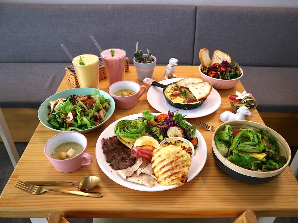 那。食咖啡The simple+ coffee｜新菜單上市，滿滿酪梨健康又營養/酪梨早餐俱樂部，提供大份量早午餐盤，豐盛又飽足/那食溫沙拉.溫熱無毒生菜.美味加倍