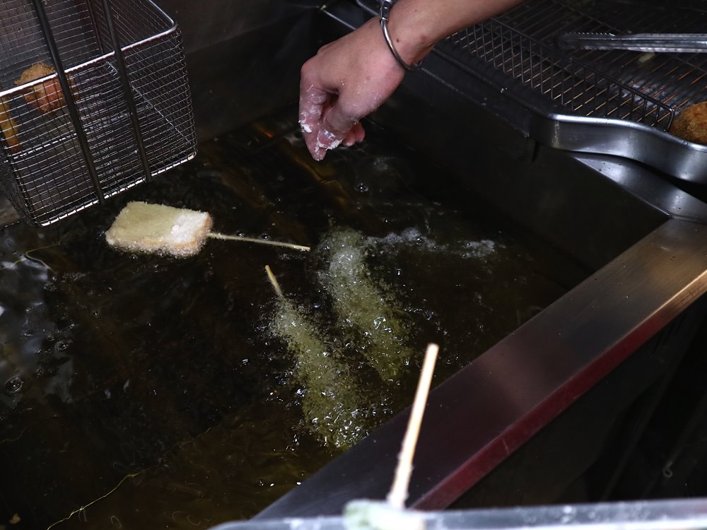 福吉串炸：台南東區平價大阪串炸店-現在不用飛到日本大阪就能吃到大阪必吃美食-串炸了！｜新鮮食材+三種沾醬，酥脆的新滋味.台南東區消夜推薦.銅板價美食.日本大阪必吃