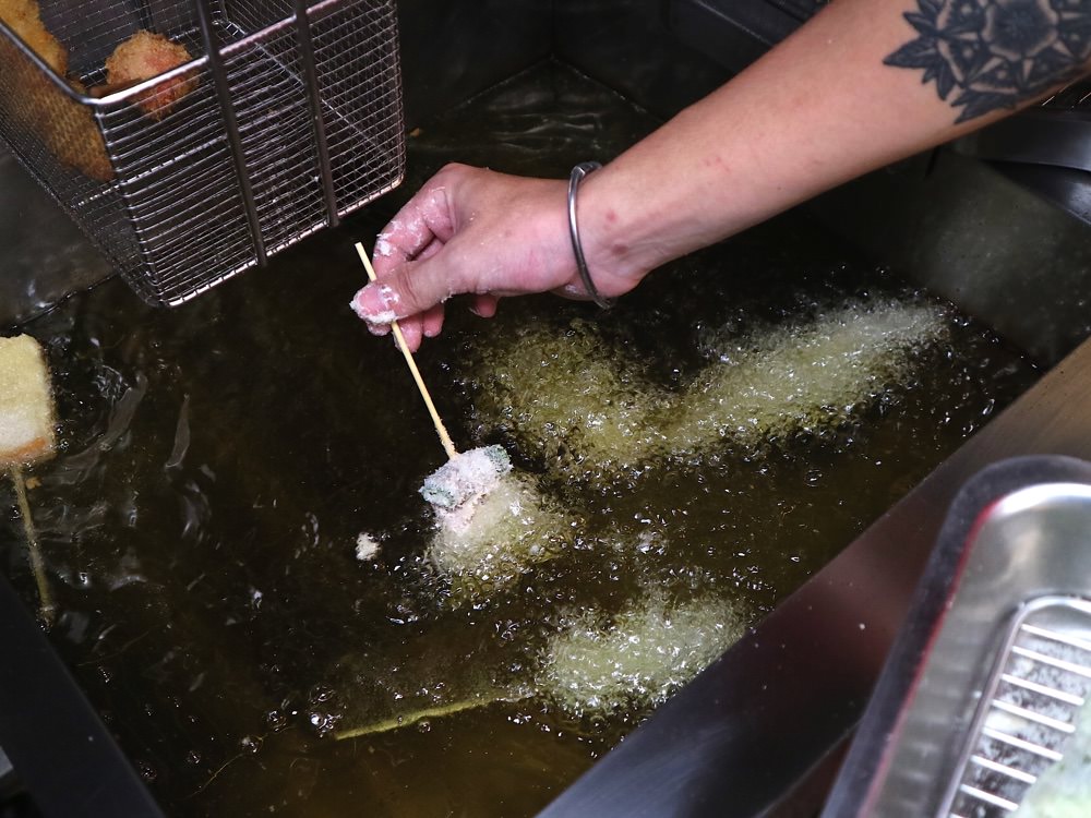 福吉串炸：台南東區平價大阪串炸店-現在不用飛到日本大阪就能吃到大阪必吃美食-串炸了！｜新鮮食材+三種沾醬，酥脆的新滋味.台南東區消夜推薦.銅板價美食.日本大阪必吃
